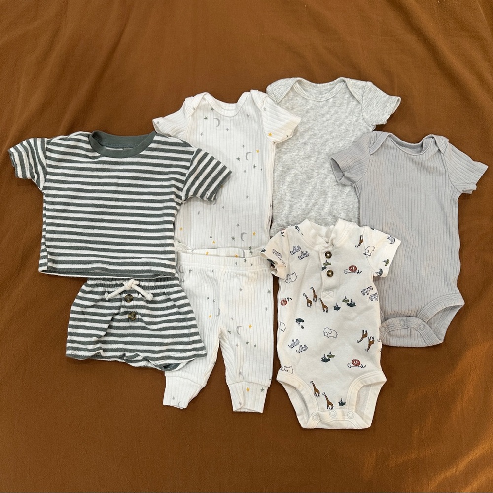 Carter’s set of 5 Newborn Outfits